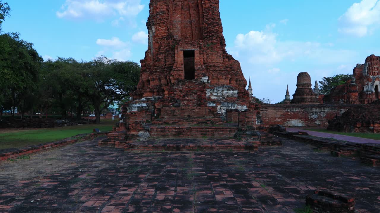 鸟瞰泰国大城府历史公园的寺庙视频下载