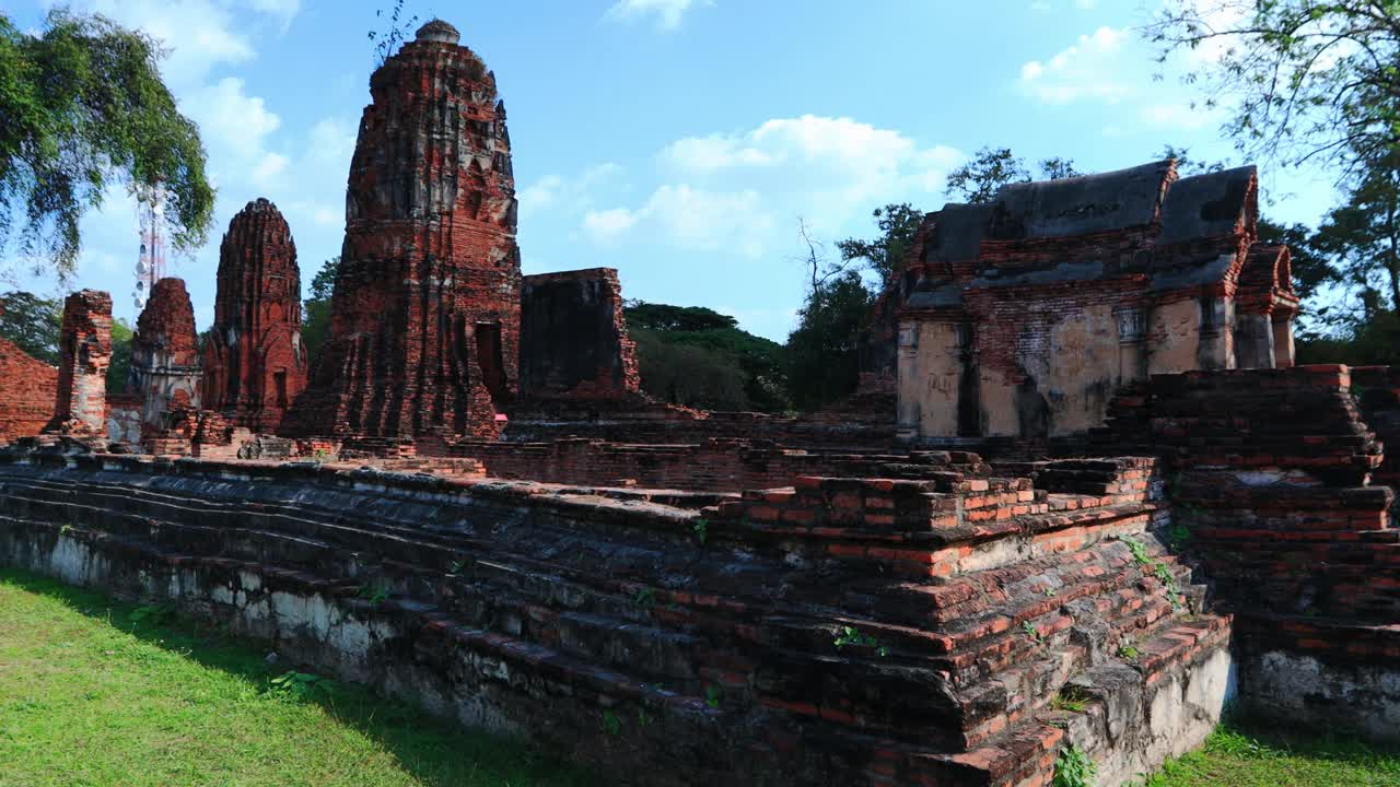 鸟瞰泰国大城府历史公园的寺庙视频下载