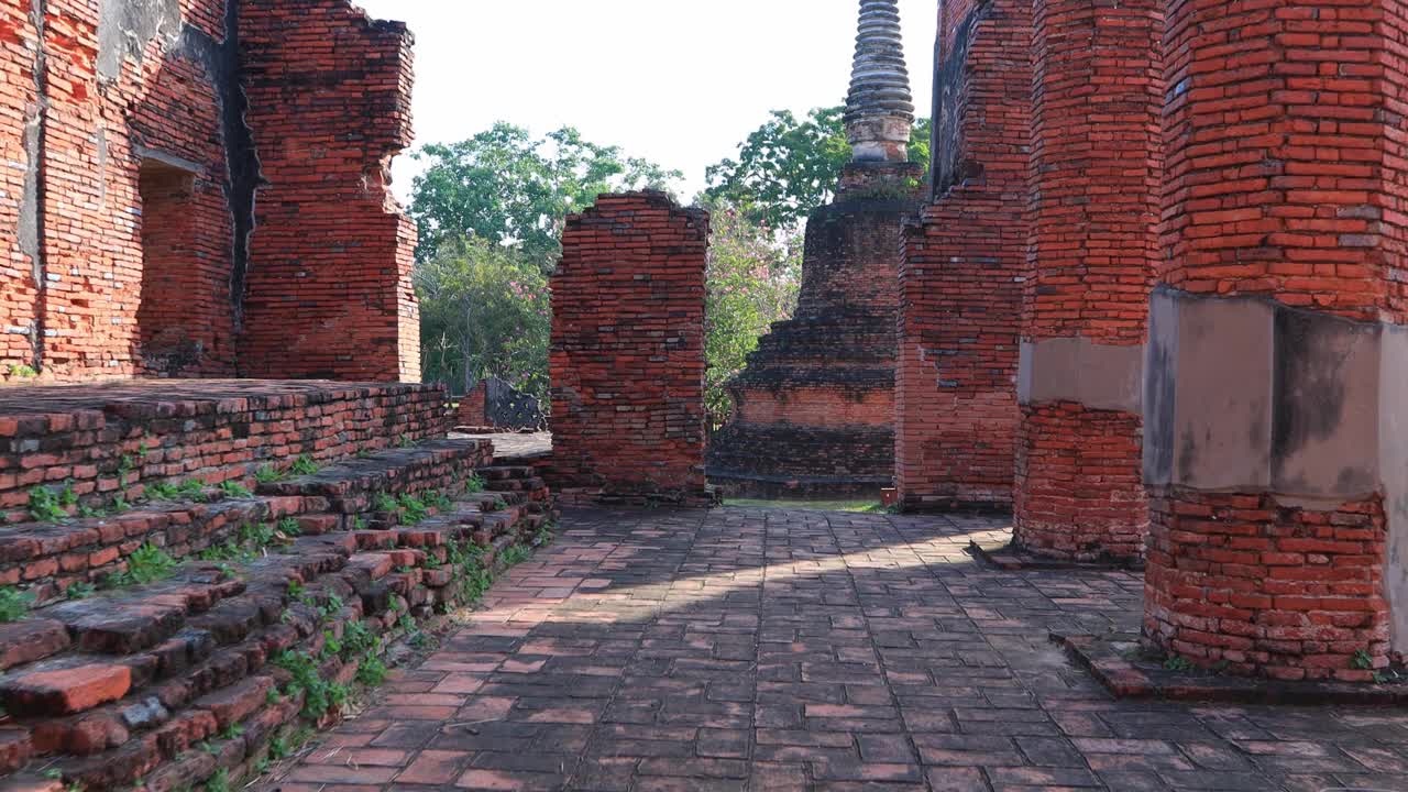 鸟瞰泰国大城府历史公园的寺庙视频下载