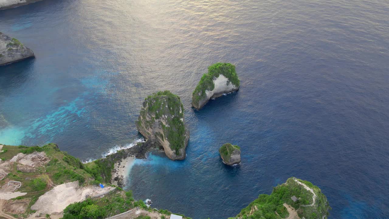 海上岩石的鸟瞰图视频素材