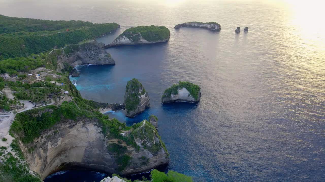 一个美丽的热带岛屿和海滩的空中无人机视图视频素材