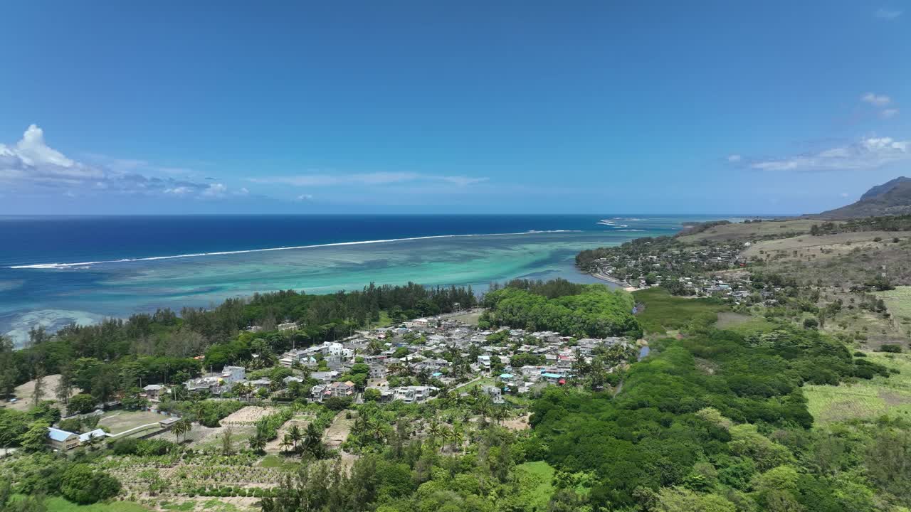 热带岛屿和海洋的鸟瞰图视频素材