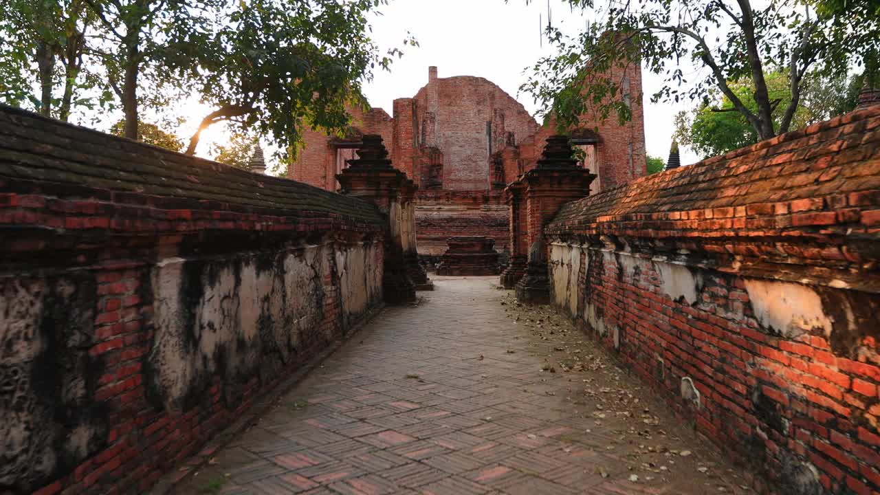 鸟瞰泰国大城府历史公园的寺庙视频下载