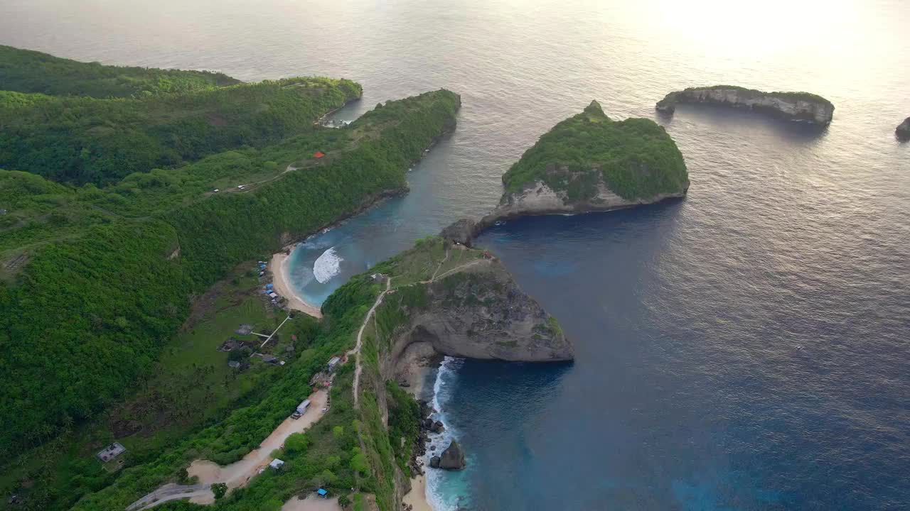 海洋中的岩石鸟瞰图。绿色的海水配上石头。岩石的海边视频素材