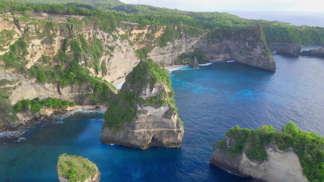 千岛山顶和蓝绿色海水的无人机视图视频素材