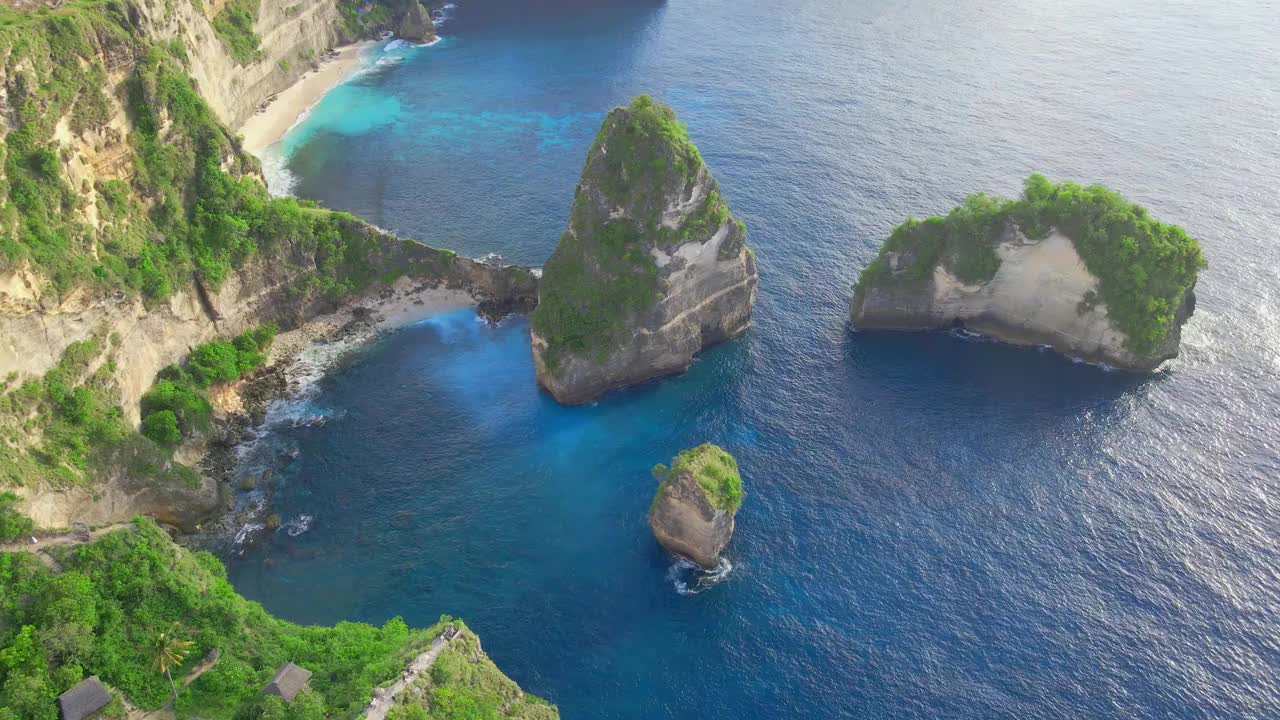 无人机拍摄的印尼巴厘岛努沙佩尼达岛钻石海滩视频素材