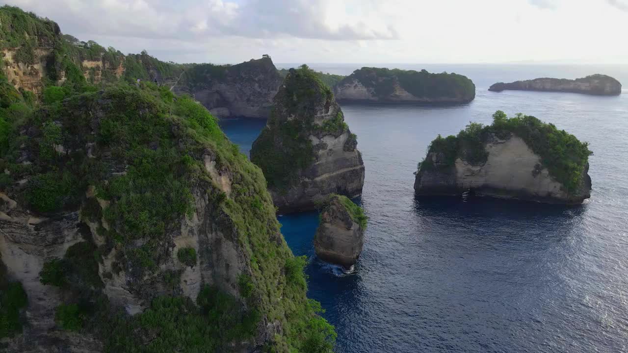 美丽的钻石海滩在努沙Penida，巴厘岛，印度尼西亚视频素材