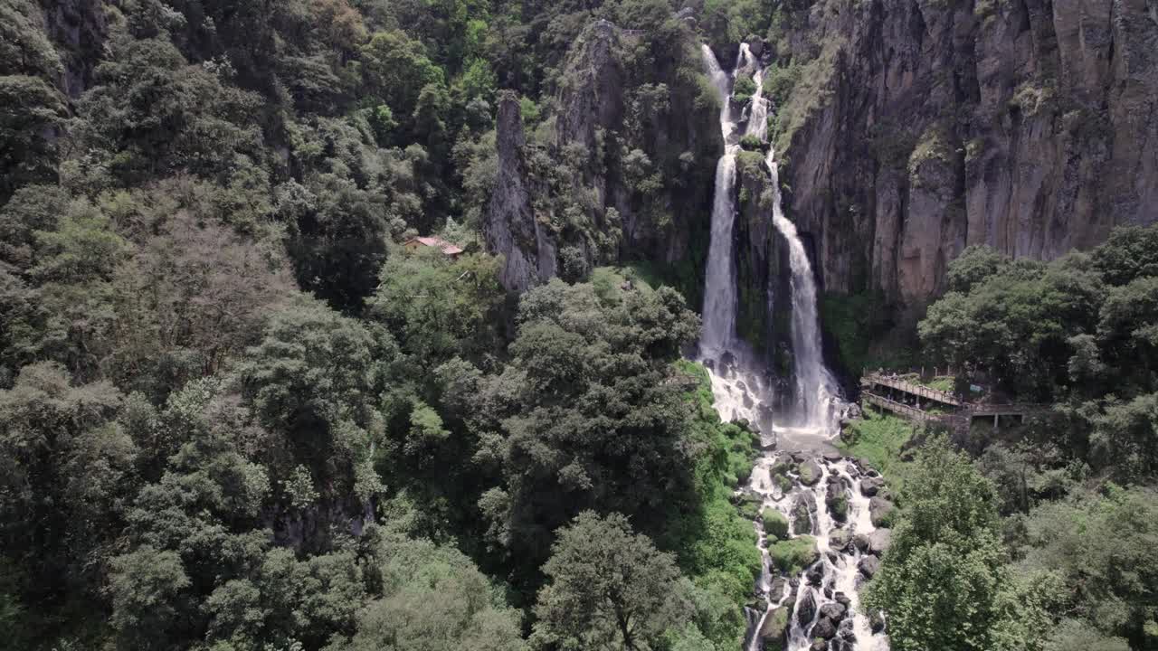 空中无人机拍摄的瀑布和山脉中的河流:非常适合纪录片视频素材