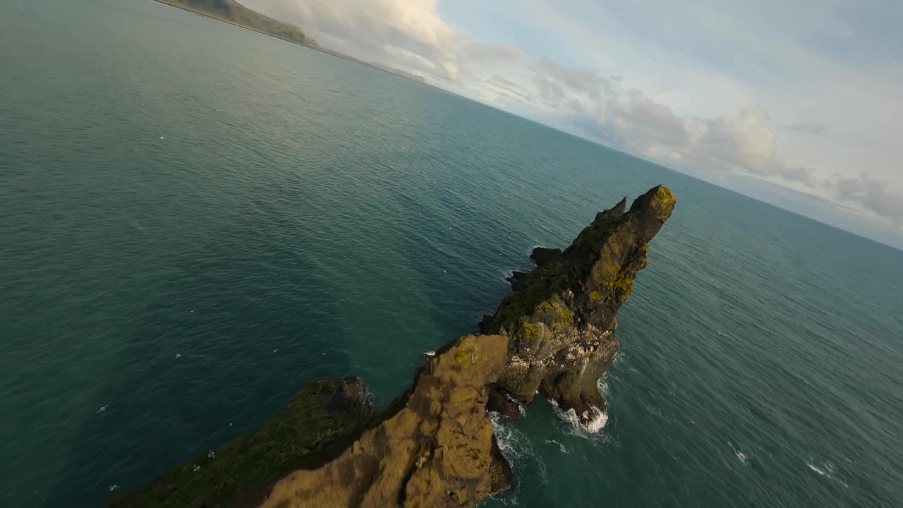 一架FPV无人机在冰岛Reynisdrangar岩石上空拍摄的航拍画面视频素材