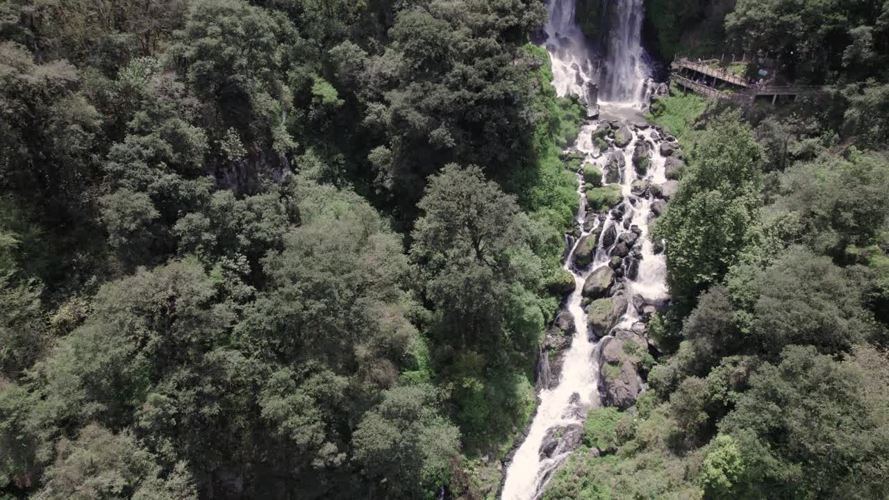 空中无人机拍摄的瀑布和河流在山区。视频素材