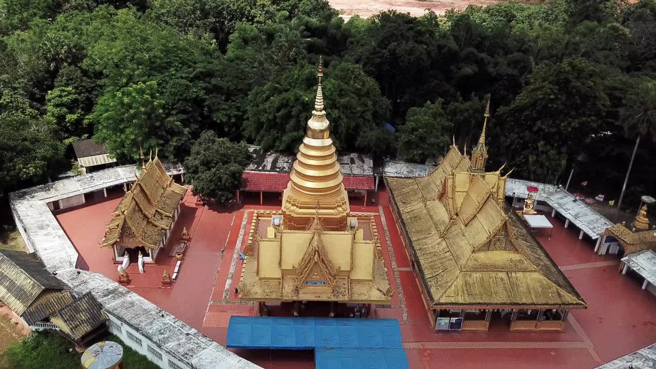 鸟瞰泰国清莱省9座最神圣的宝塔之一的笏Phrathat Chom Sak寺。视频素材