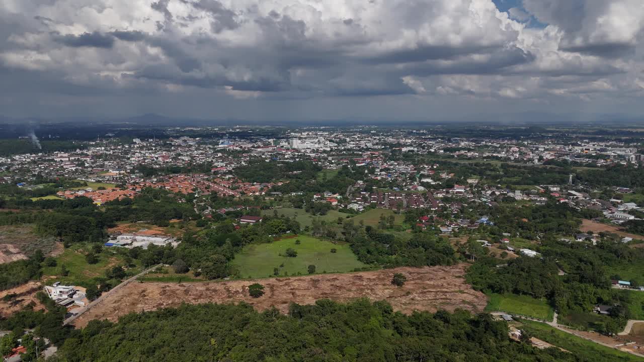 从泰国清莱省Wat Phra That Doi Khao Kwai寺鸟瞰清莱市中心。视频素材