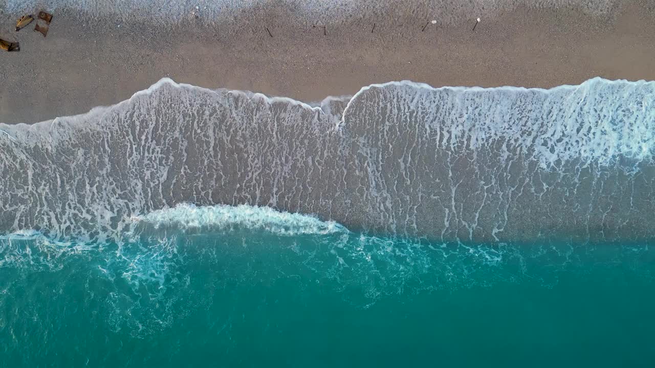 日落后，美丽的海浪拍打着地中海的沙滩视频素材