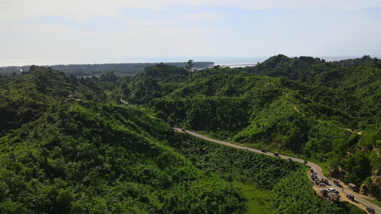 空中交响乐:考克斯巴扎尔海景、雄伟山脉和海岸大道视频素材