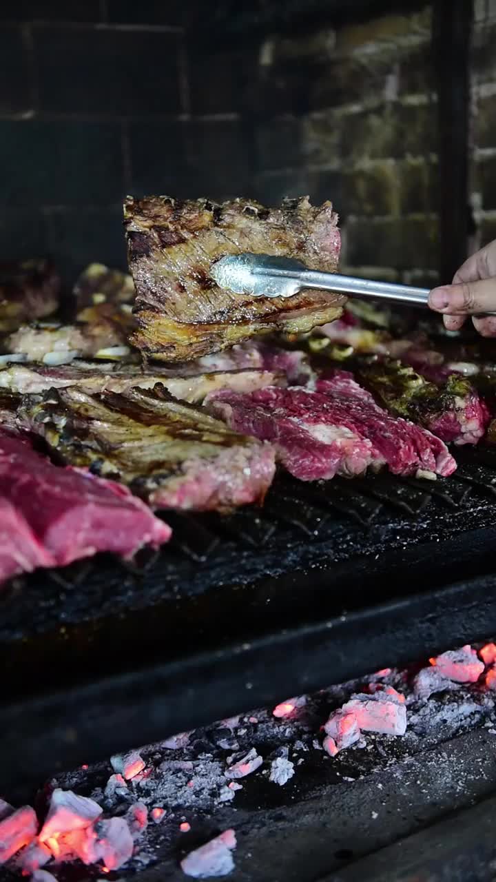 烤的肉。典型的阿根廷烤肉。烤。垂直视频。视频下载