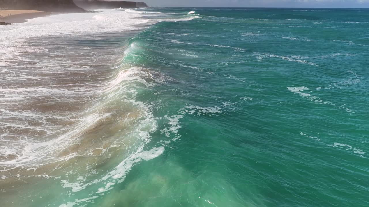 鸟瞰美丽的海水浪花飞溅。巨大的海浪慢动作视频素材