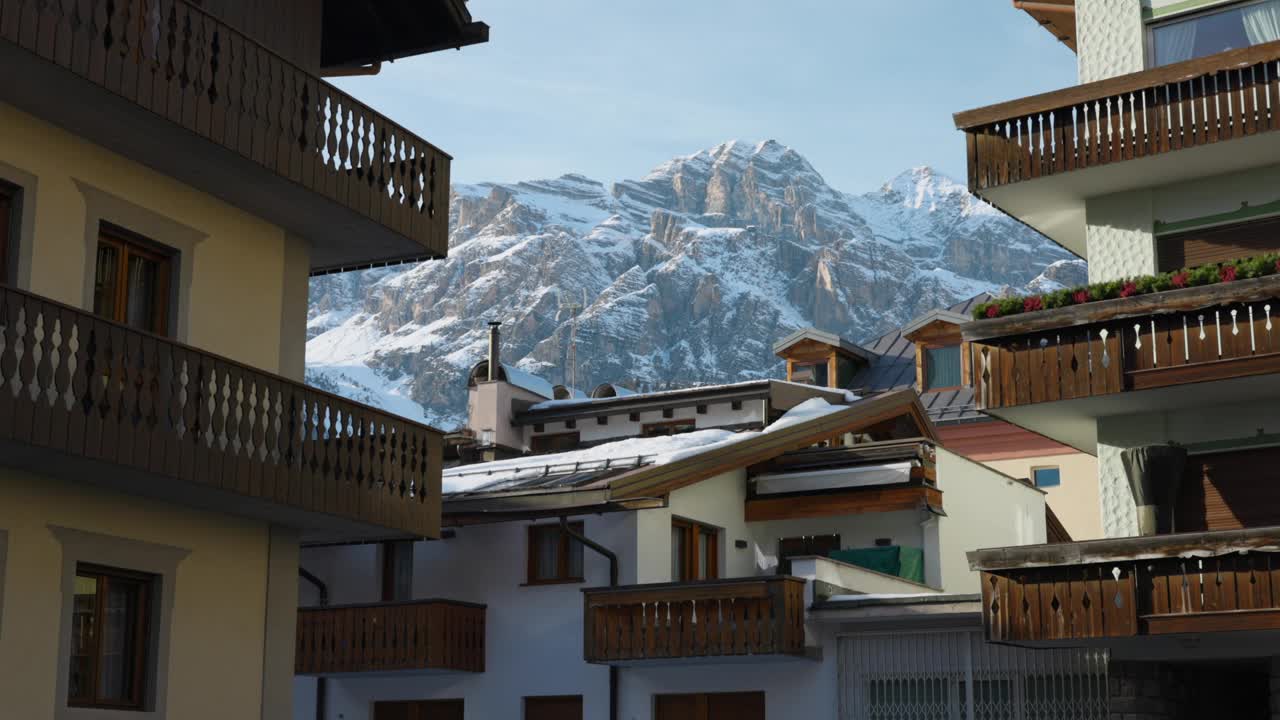 山城里的建筑和旅馆。背景是冰封的山。视频素材