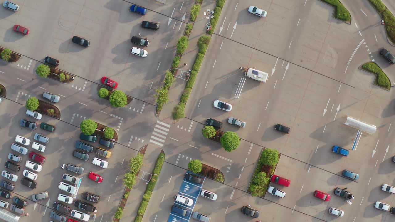 空中无人驾驶飞机在城市大型购物中心附近停车，汽车交通，停车头顶俯视视图视频素材