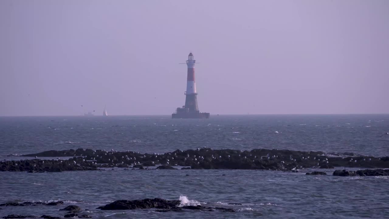 灯塔对着大海，视野开阔视频素材