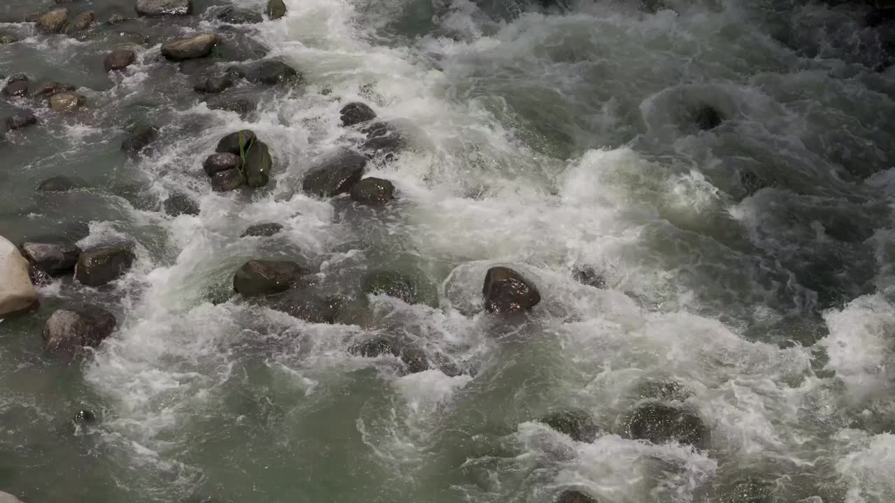 湍急的河流俯瞰与强大的水流和飞溅的波浪视频素材