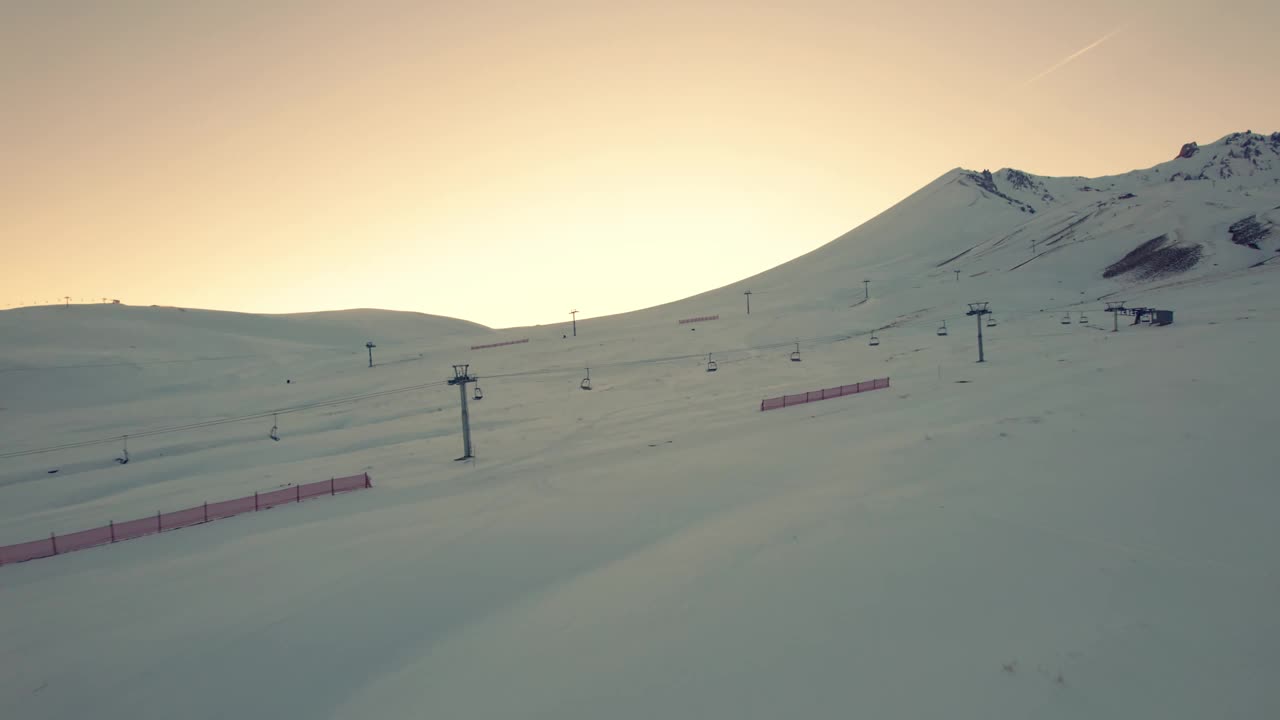 冬季积雪覆盖了高山景观视频素材