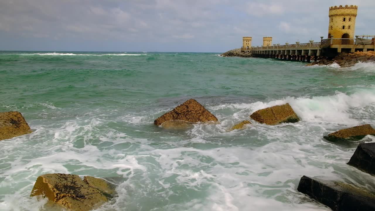 海浪拍打着防波堤视频下载