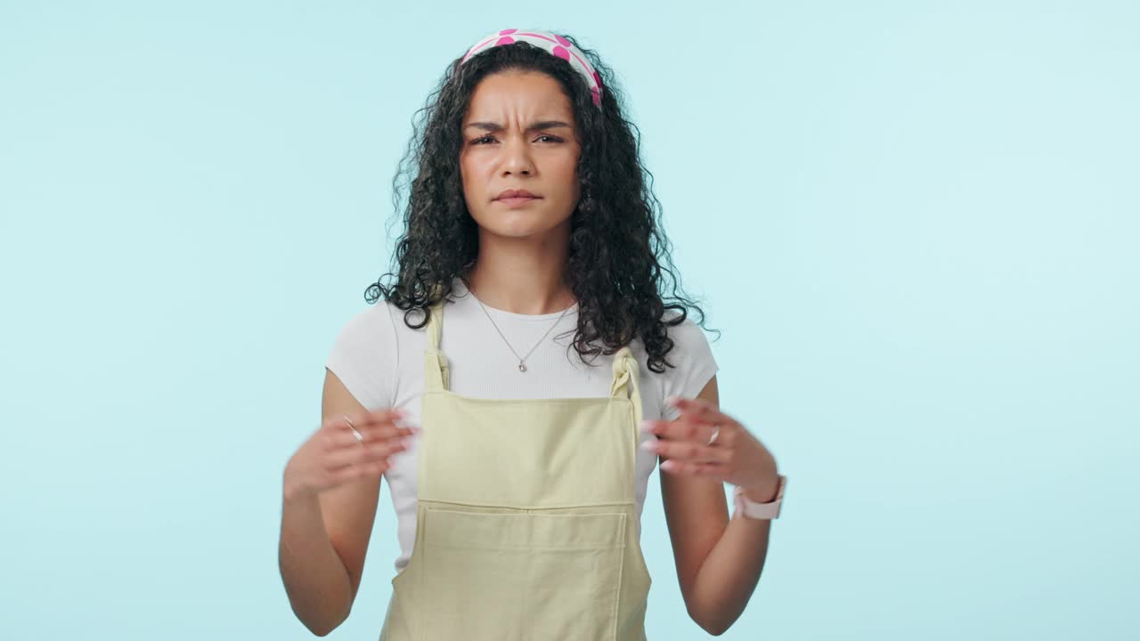 脸，困惑和女人耸耸肩在工作室孤立的蓝色背景的模型空间。怀疑，肖像和人困惑的选择，决定或选项，不知道问题和不确定的肢体语言视频素材