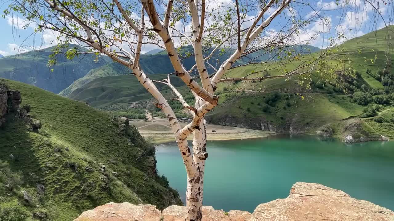 绿松石湖上吉日吉特村的节奏视频下载