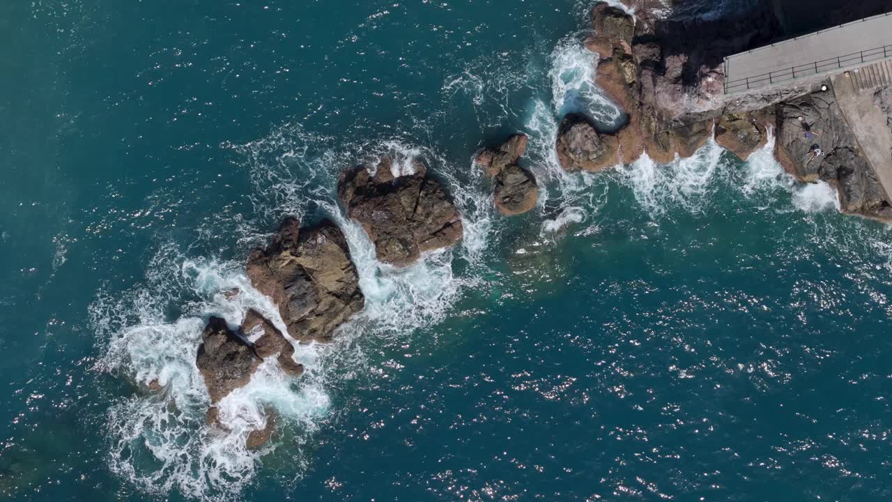 葡萄牙马德拉岛海岸上大西洋海浪的下拉视图视频素材