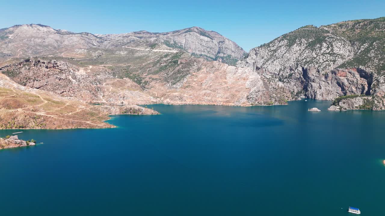 空中回调显示神秘的绿色峡谷，金牛座山脉土耳其视频素材