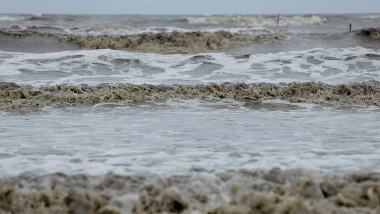 无止境的塑料污染从海岸到海滩。被冲上岸的垃圾视频素材