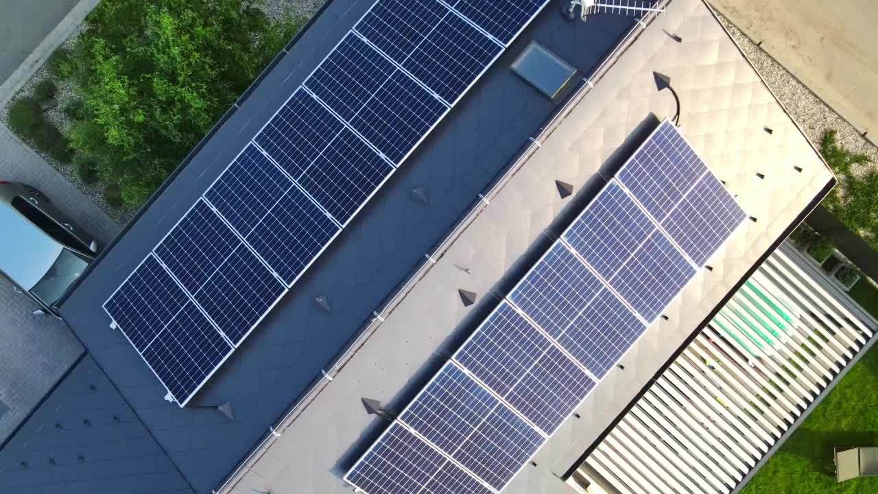 鸟瞰豪华住宅屋顶上的新型现代太阳能电池板，为家庭提供替代能源，来自太阳的绿色能源，工业概念视频下载