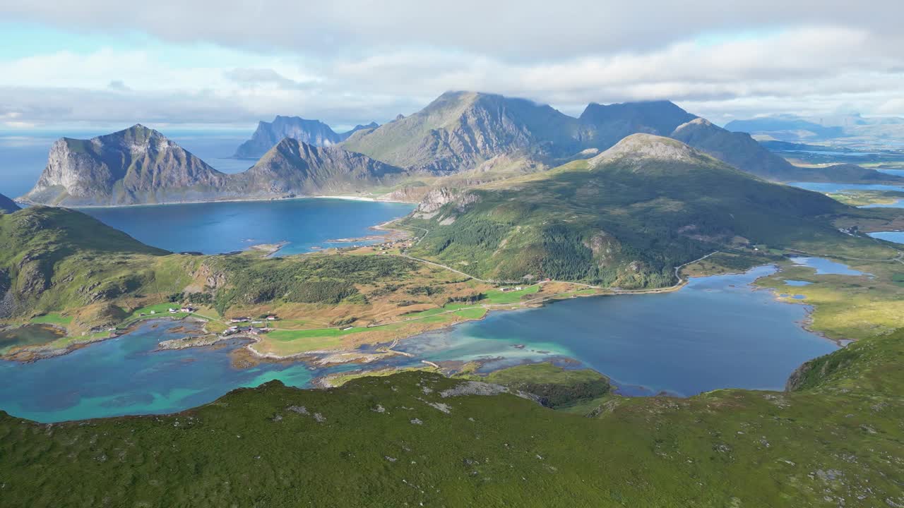 罗浮敦群岛在挪威，斯堪的纳维亚山脉的全景观景-潘左视频素材