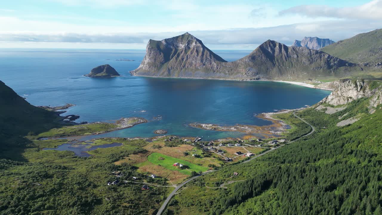 罗浮敦群岛的自然景观和海岸线在挪威，斯堪的纳维亚半岛-空中盘旋视频素材