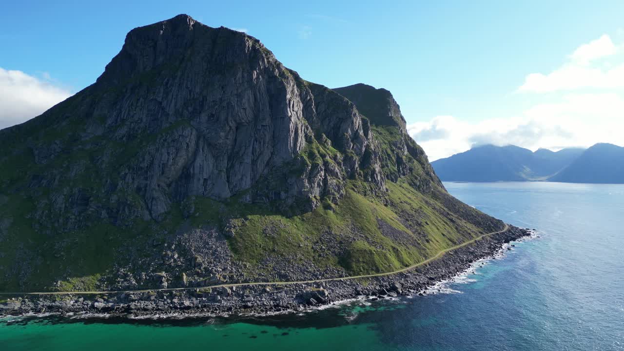 洛基岛和蓝海在挪威罗弗敦群岛，斯堪的纳维亚半岛-空中盘旋视频素材