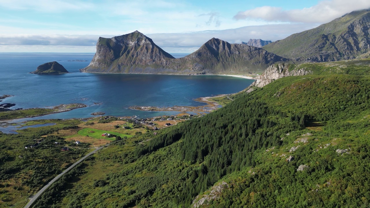 罗浮敦群岛的自然景观和海岸线在挪威，斯堪的纳维亚半岛-空中基座视频素材