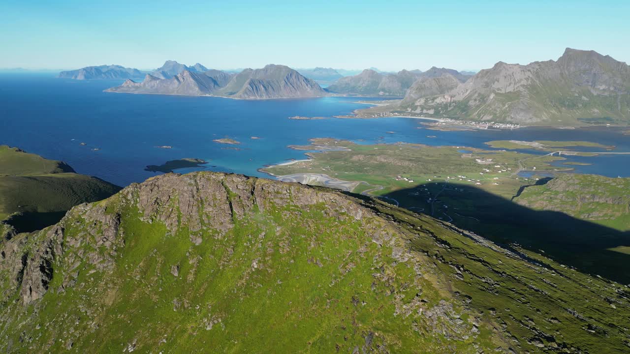 罗弗敦群岛在挪威山顶的全景视角-空中视频素材