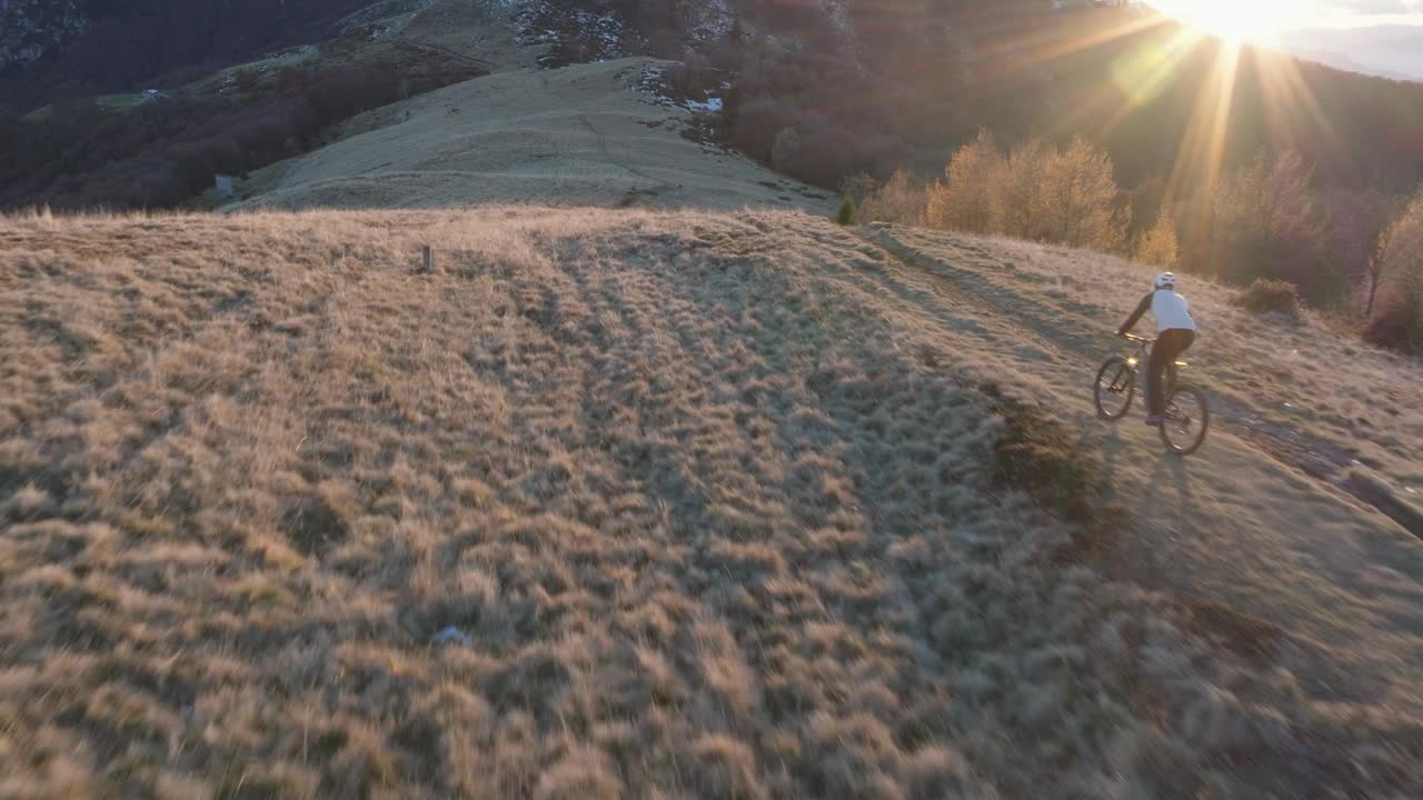 高空无人机拍摄高山山脊上的山地自行车手视频下载