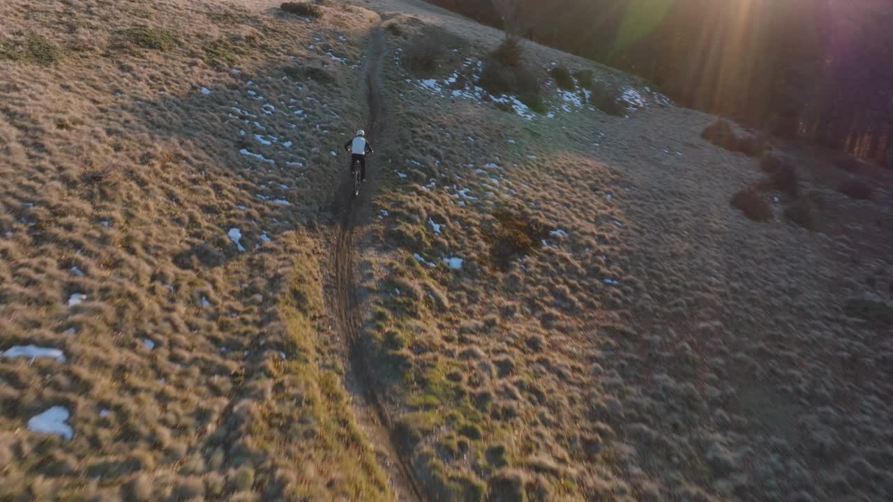 高空无人机拍摄高山山脊上的山地自行车手视频下载