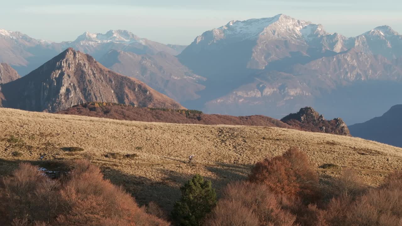 高空无人机拍摄高山山脊上的山地自行车手视频素材