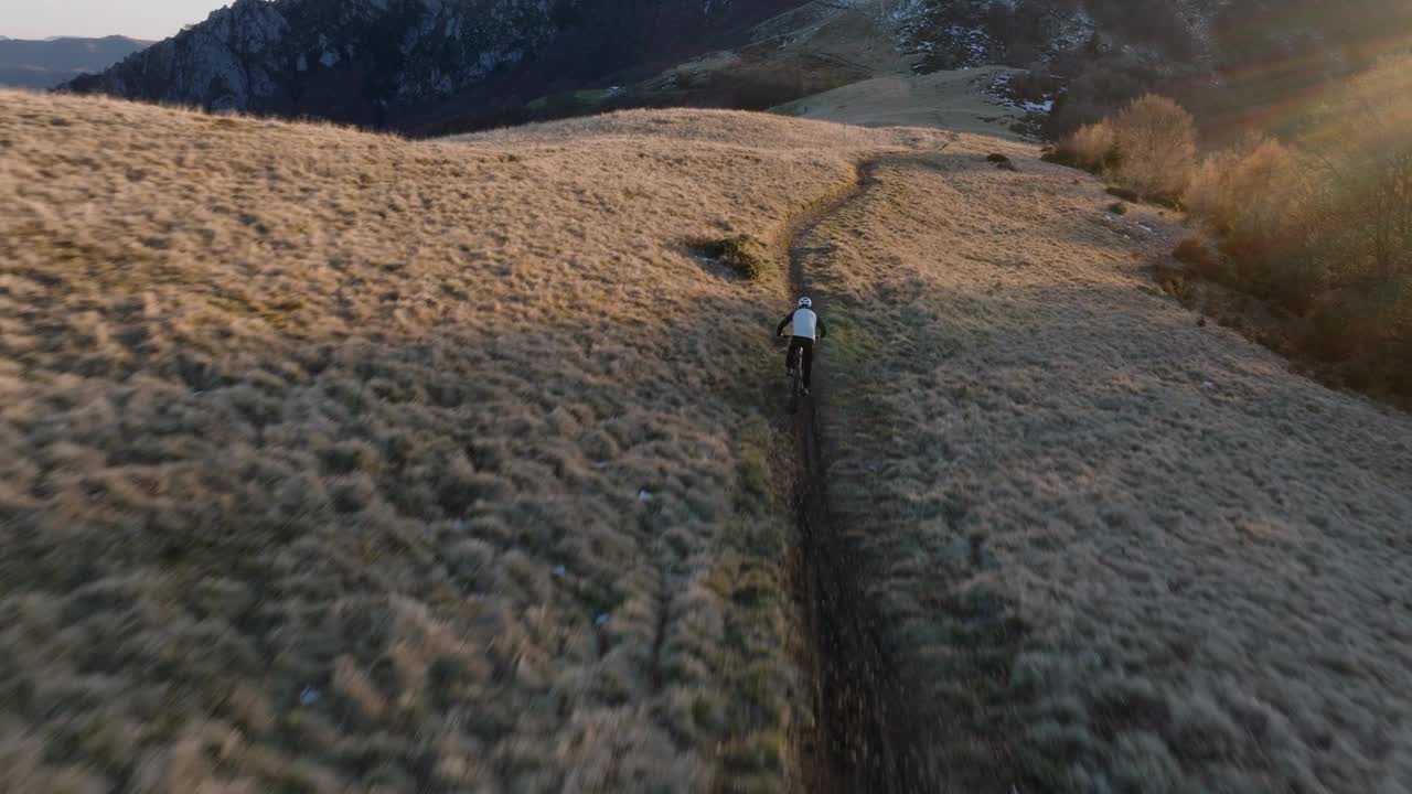 高空无人机拍摄高山山脊上的山地自行车手视频素材