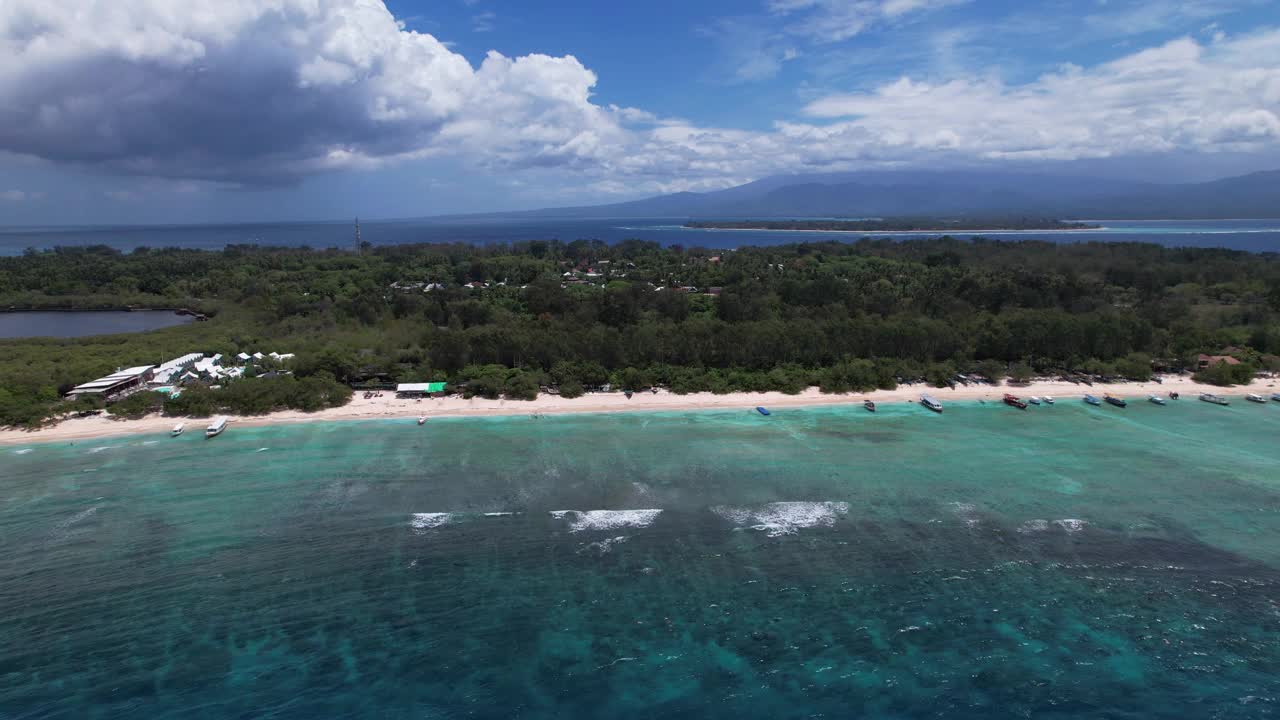 鸟瞰印尼巴厘岛龙目岛的Gili Meno和Gili Air。无人机在夏季阳光明媚的白天沿着热带岛屿移动。宁静度假概念。视频素材