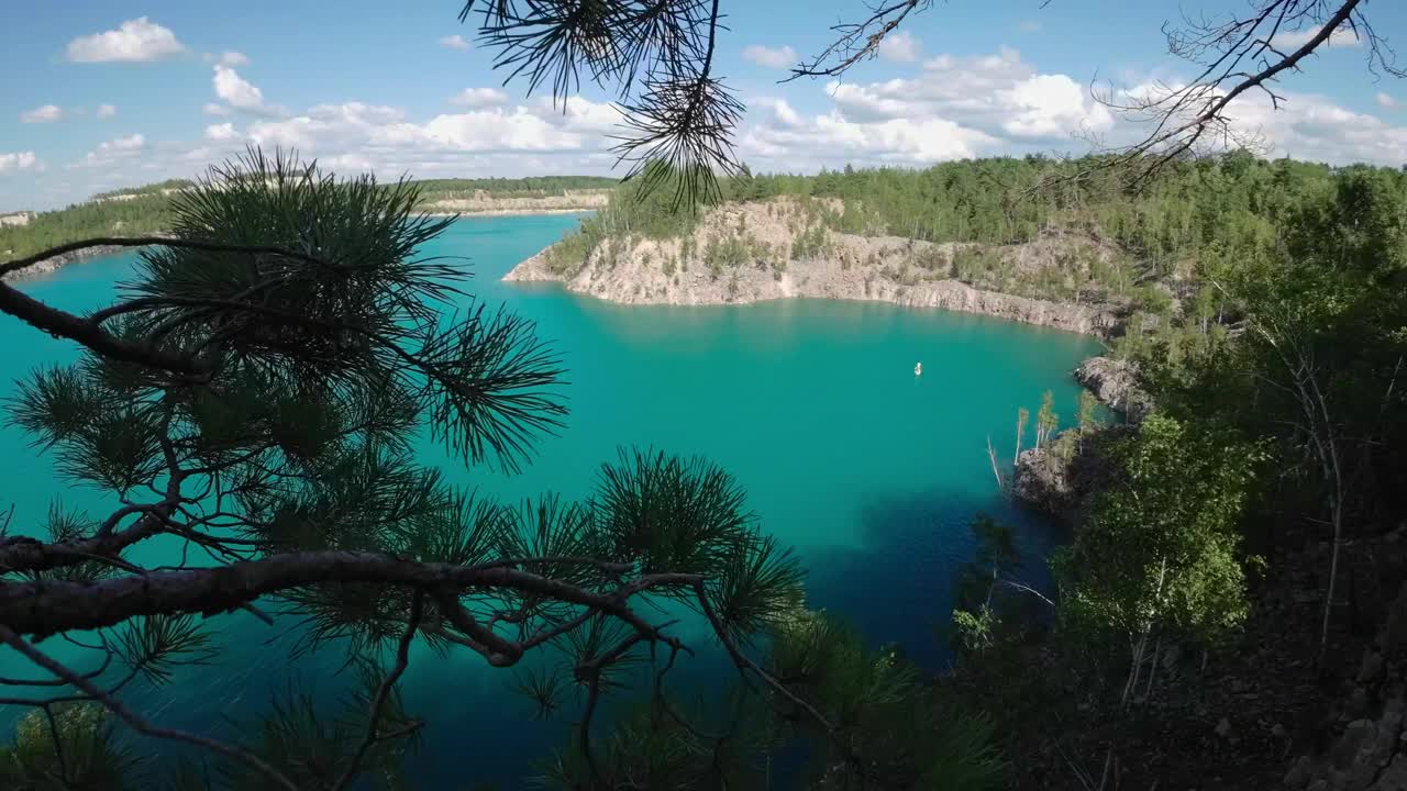 透过树枝看到风景如画的海湾。绿松石般的湖水景观视频素材