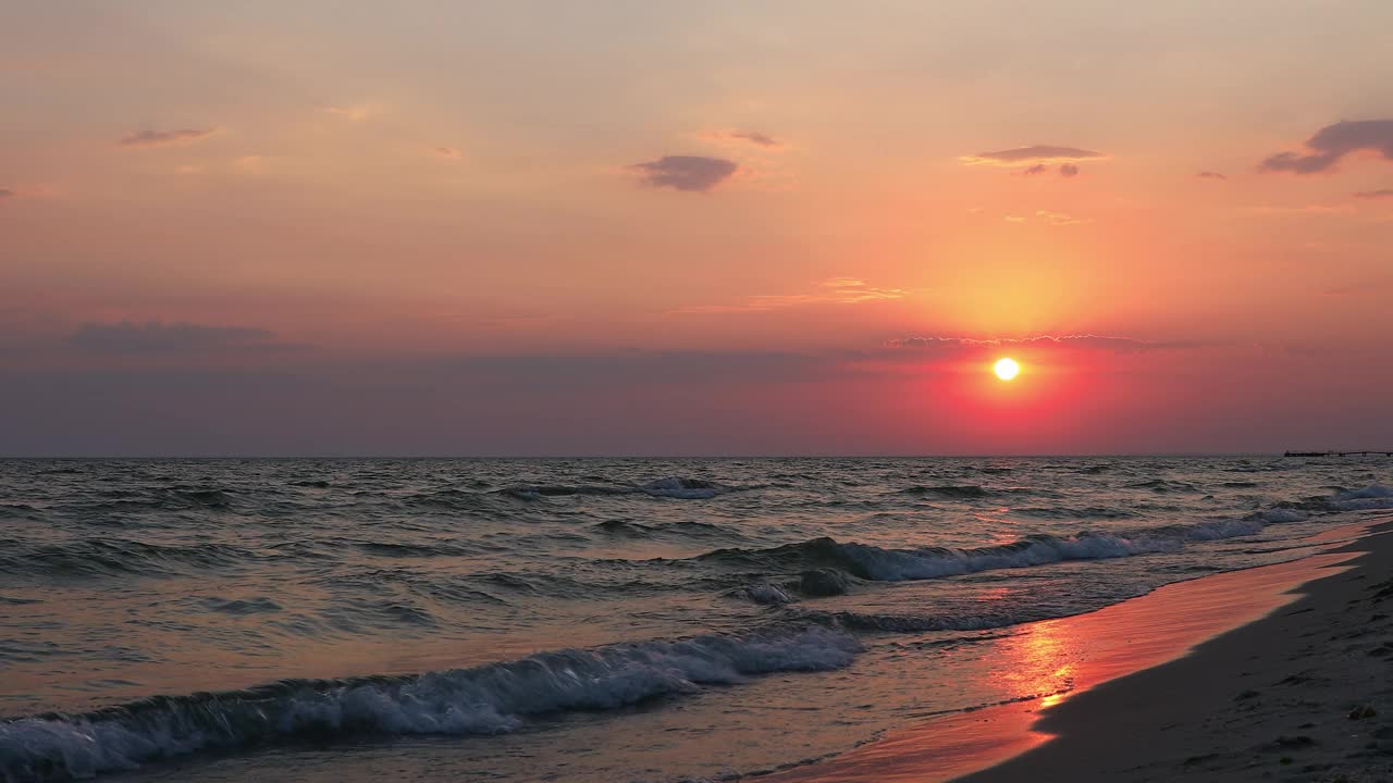 日落的海滨。远景视频素材