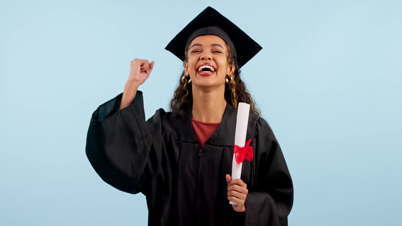 女人，学生和毕业的成功，庆祝教育，大学文凭或大学的目标在工作室。激动的面孔，非洲毕业生证书，舞蹈和哇在蓝色背景视频素材