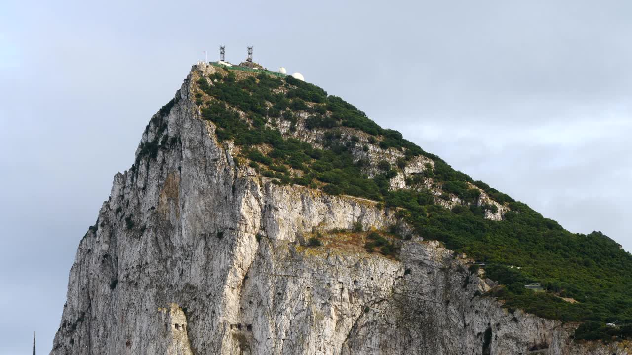 直布罗陀崖顶观景。巨石石灰岩海岬。的放大视频素材