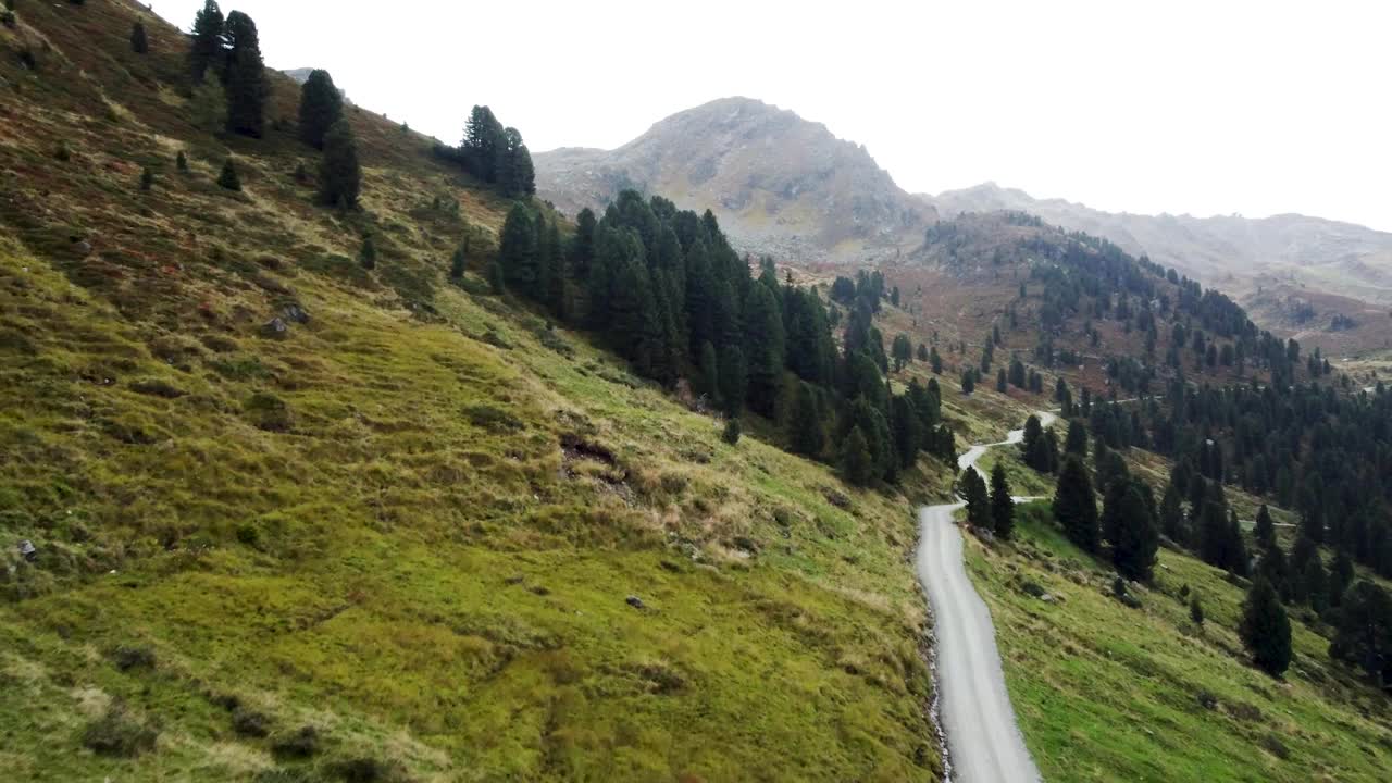 蜿蜒的道路穿过山林景观视频素材