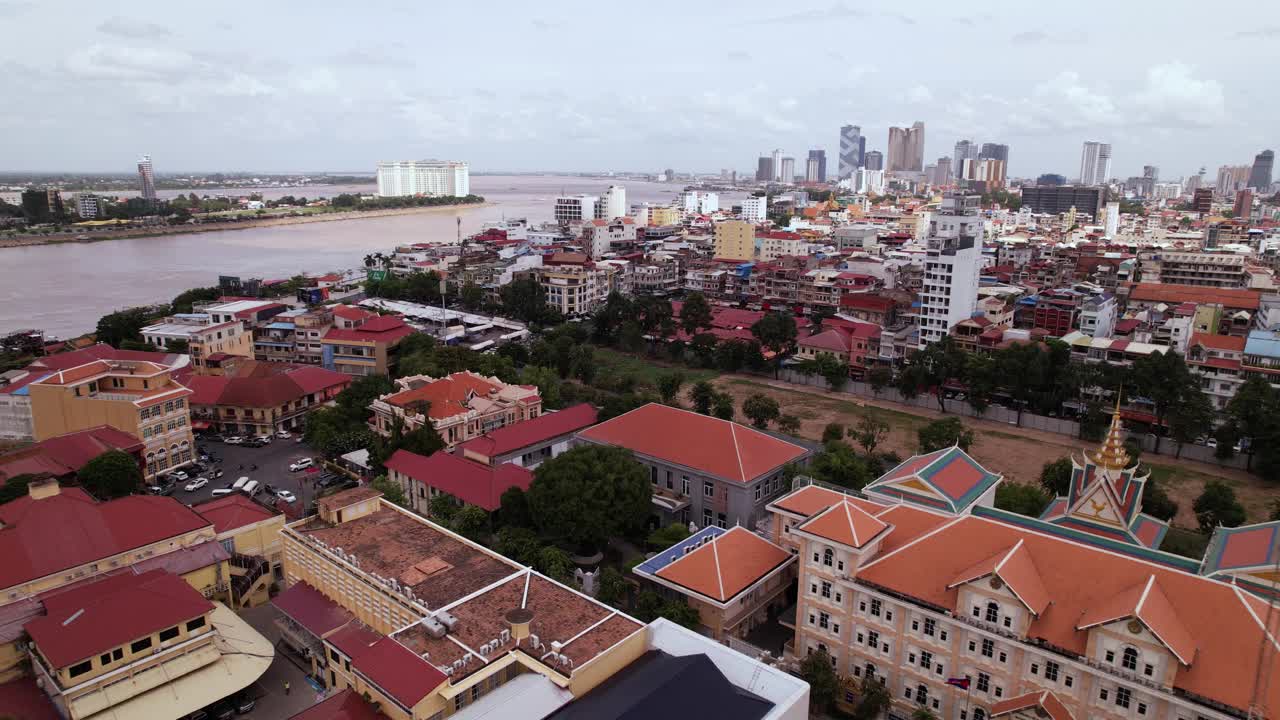 在柬埔寨金边的旧法国殖民区上空下降的无人机镜头。镜头正从城市向河边移动视频素材