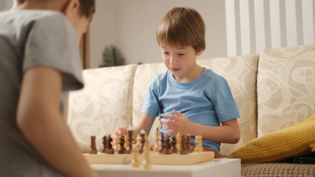 小男孩和哥哥下棋的照片视频下载