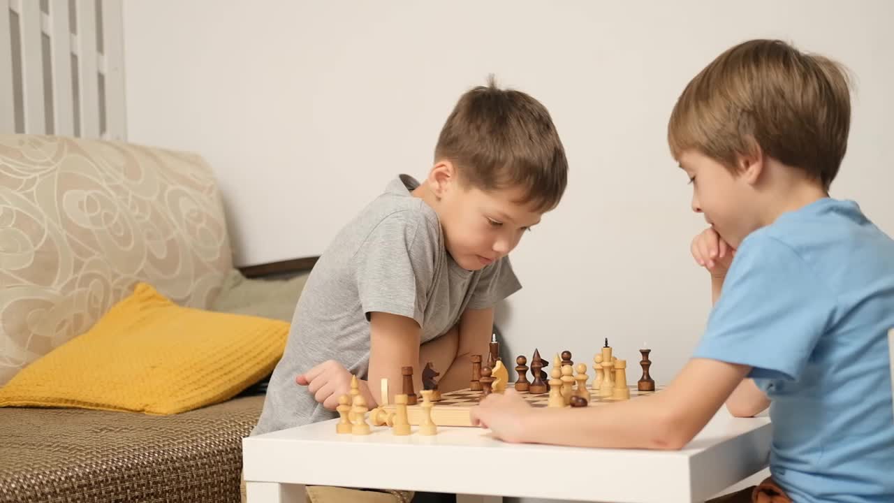 孩子们在桌子上下棋。童年的概念和棋盘游戏，大脑的发展和逻辑。视频下载